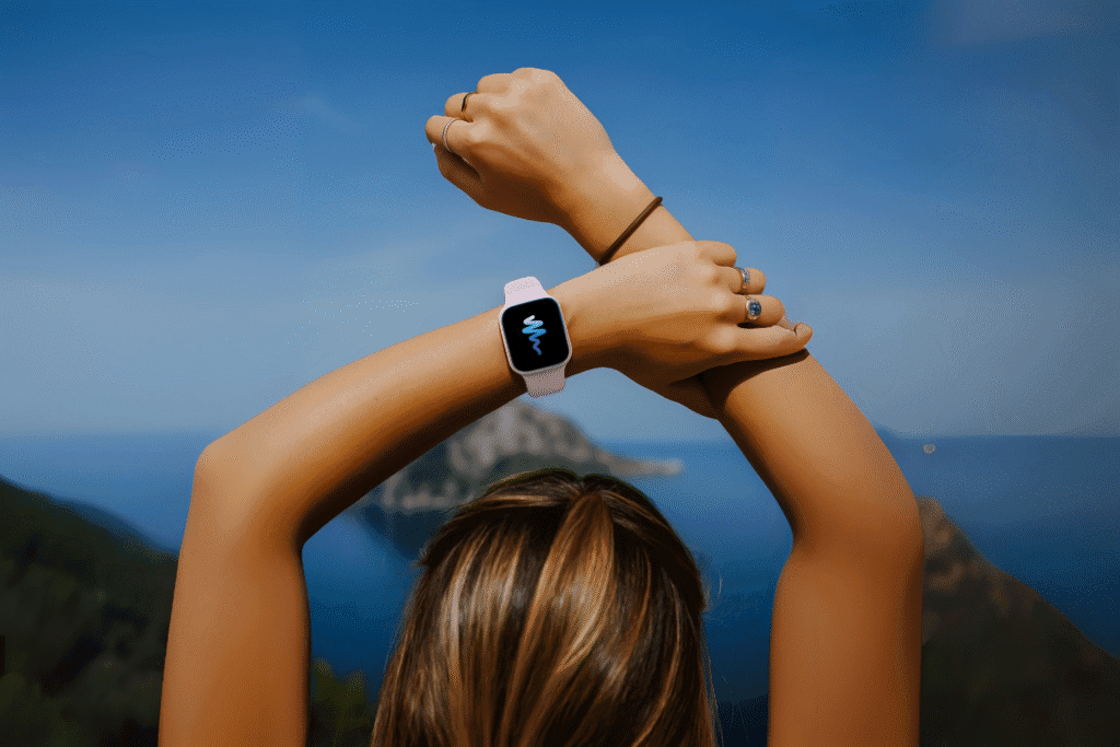 Femme dans la nature avec le bracelet harmony